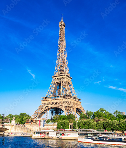 世界遺産　パリのセーヌ河岸　エッフェル塔　縦位置 © oben901