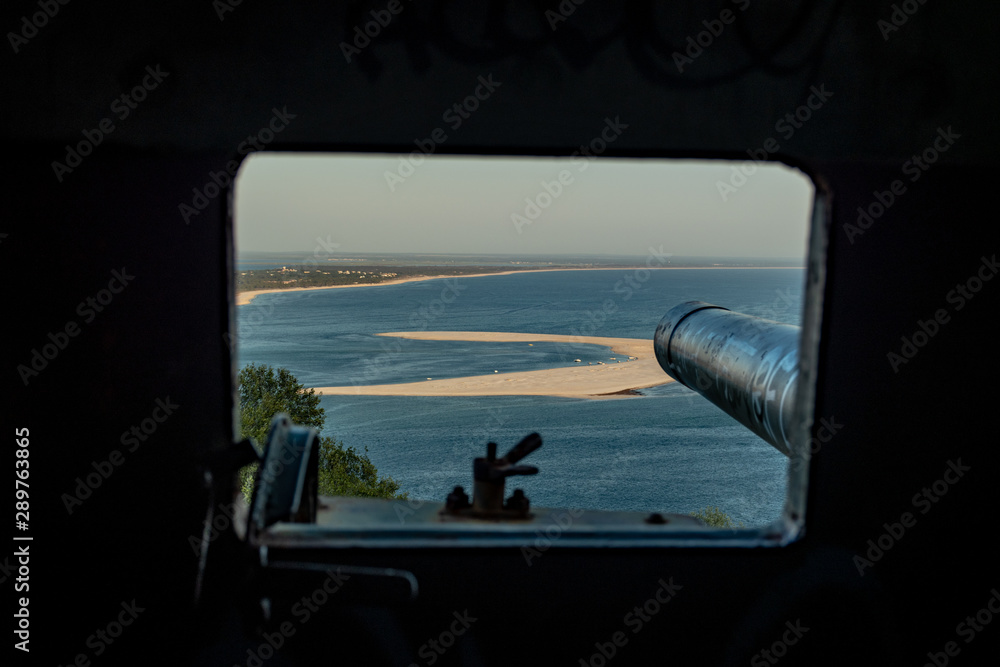 Fototapeta premium window artillery