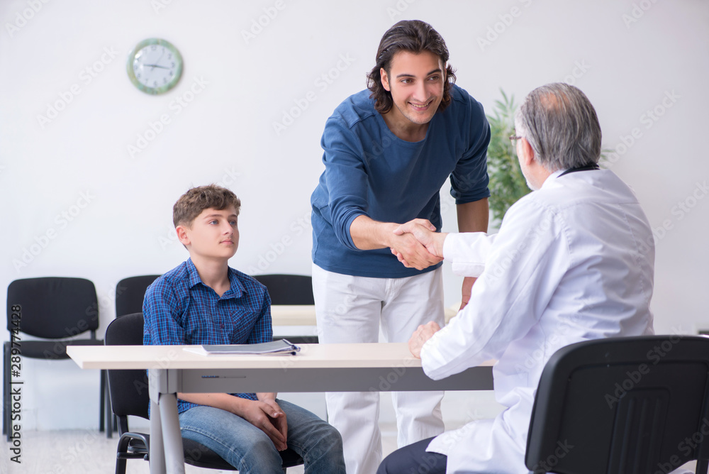 Obraz premium Young boy visiting doctor in hospital