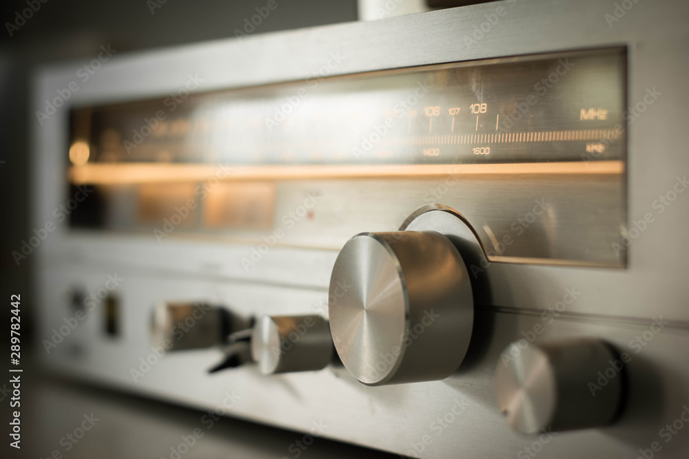 Obraz premium Vintage radio on the table 