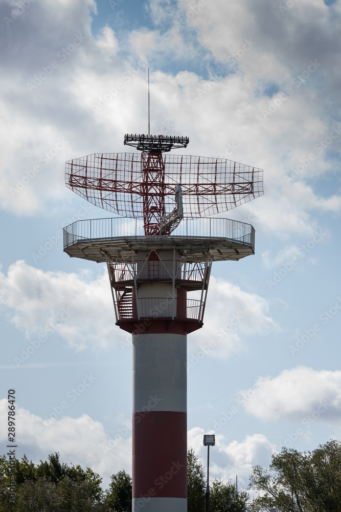 Wieża radarowa na lotnisku