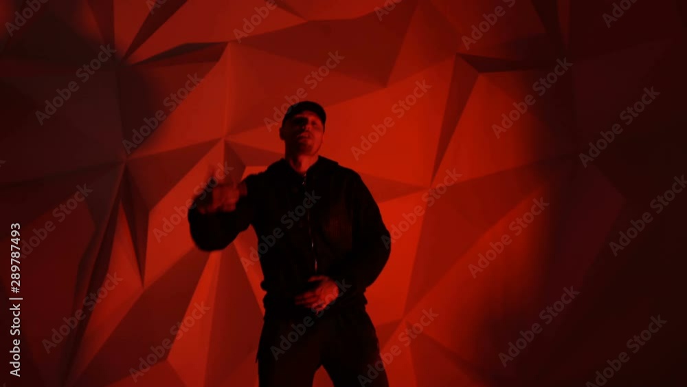 Rapper guy rap in front of the camera on a red background vídeo do ...