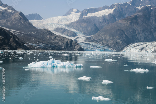 Höhepunkt einer Cruise - Blick auf einen Ausläufer des Columbia Gletschers, Alaska - Seit 1978  ist ein Rückgang des Eises von ungefähr 18  Kilometer zu registrieren photo