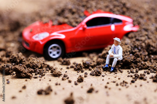 土砂に埋まった車とドライバー © kelly marken