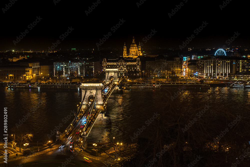 Obraz premium night view of budapest