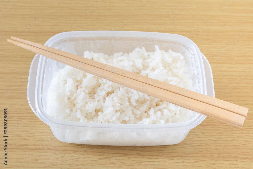 タッパーで冷凍保存したご飯を解凍して食べる