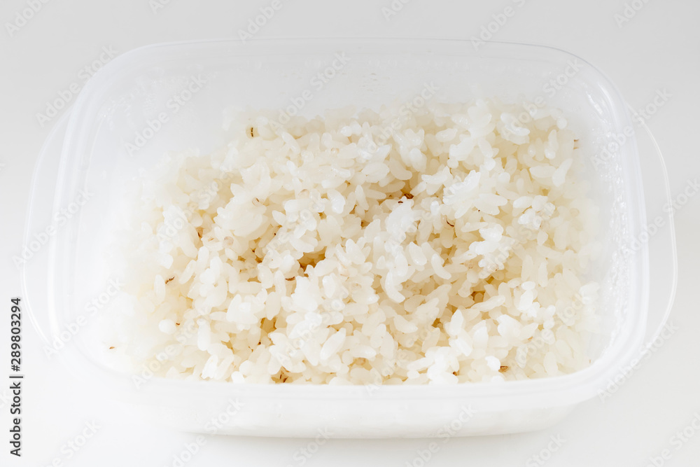 タッパーで冷凍保存したご飯を解凍して食べる