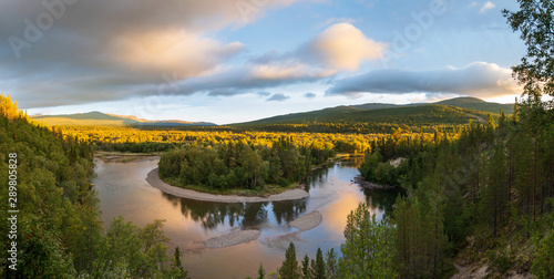 Foto A shallow river in the green hills of Jamtland, Sweden, during sunrise