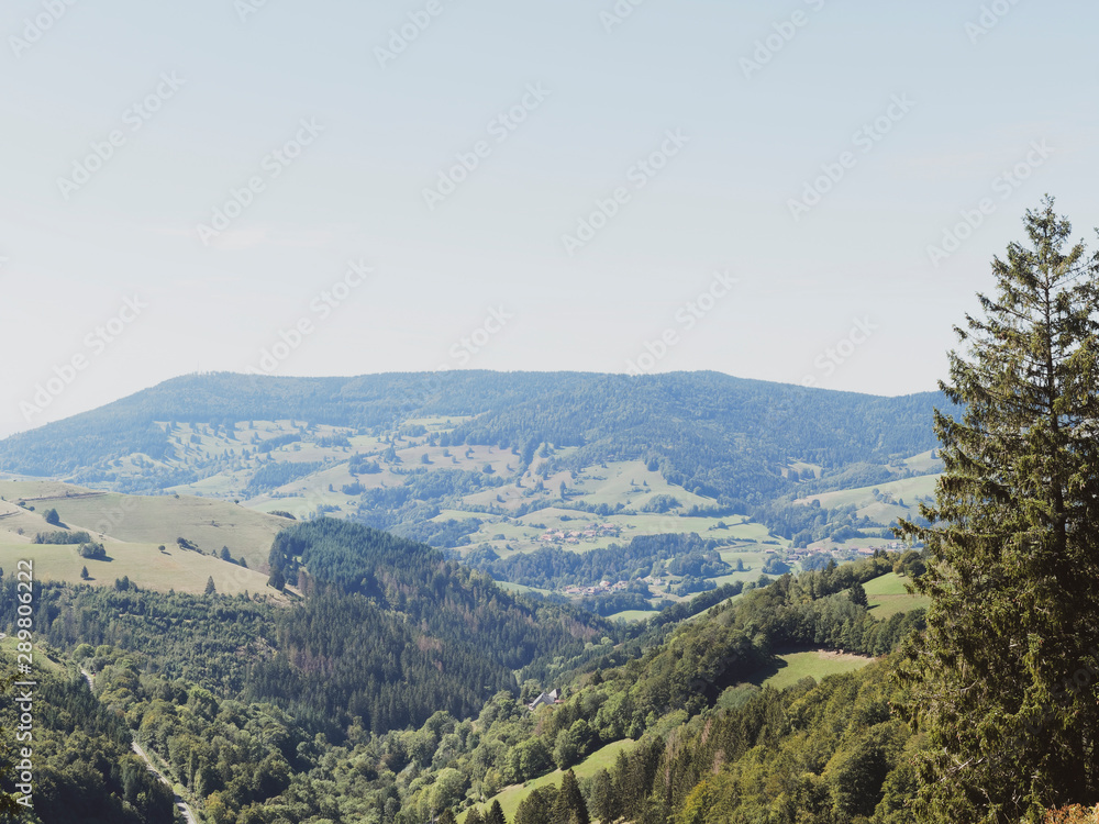 Landschaft vom Schwarzwald. Blick auf die Berglandschaft rund um Fröhnd vom Panoramaweg