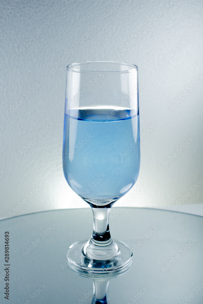 Obraz premium glass of water on black background