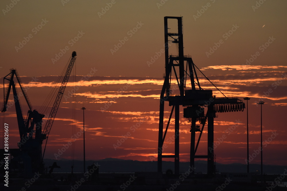 cantiere del porto al tramonto cantiere del porto al tramonto