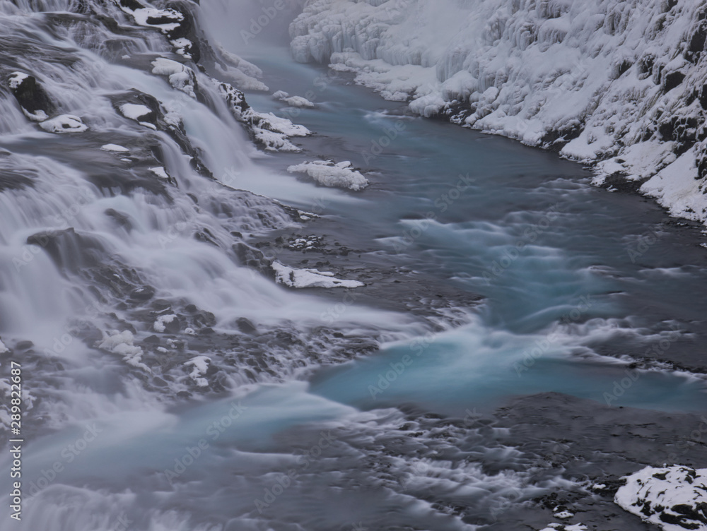 Der Wasserlauf vom Gullfoss Wasserfall in Island