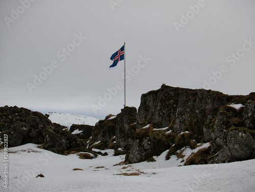 Isländische Fahne am Law Rock in Island mit Schnee photo