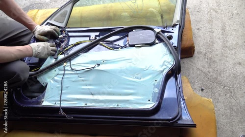 Repair of blue car doors, the master dismantles the door, repair.