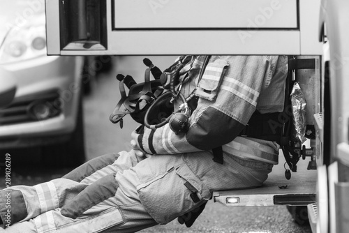 Grosseinsatz der Berliner Feuerwehr nach dem Austritt von Schwefeldioxid in einer Gewerbeeinheit in der Seestrasse in Berlin-Wedding - Feuerwehr wartet sitzend auf seinen Einsatz photo