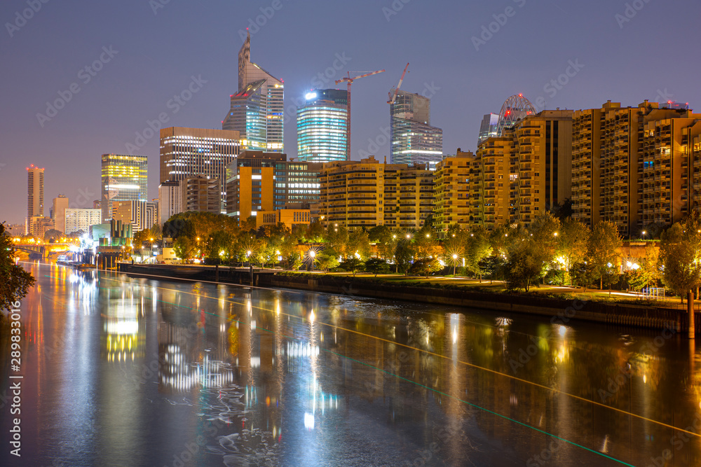 Obraz premium Reflet du quartier de La Défense Paris sur le fleuve la Seine