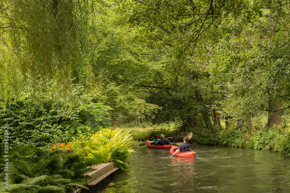 Bootsfahrt auf den Kanälen der Spree im Spreewald Bootsfahrt auf den Kanälen der Spree im Spreewald