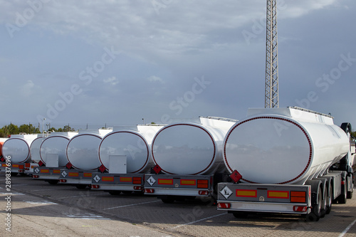 Camiones cisterna de mercancías peligrosas aparcados en fila photo