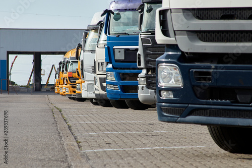 Camiones aparcados en fila en el área de servicio
