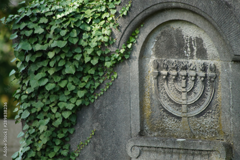 Grabstein mit Menorah auf dem Jüdischen Friedhof in Mülheim an der Ruhr