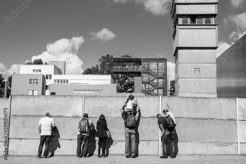 Besucher am Tag des Mauerbaus am Berliner Mauerweg und der Gedenkstätte Berliner Mauer entlang der Bernauer Strasse in Berlin