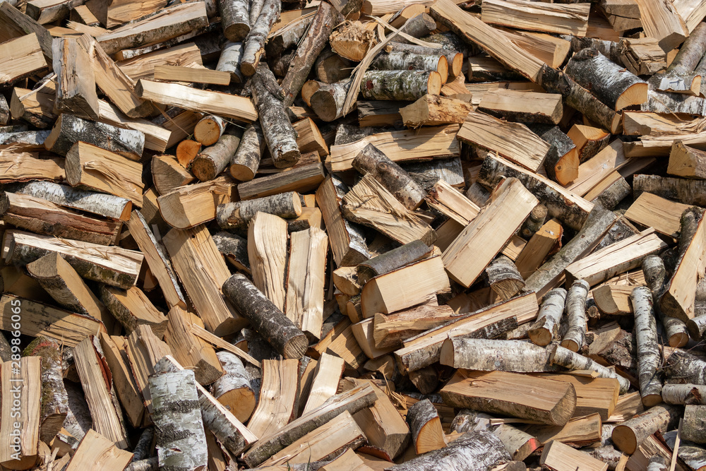 Ein Haufen Holz mit dem Hackebeil zerhackt Ein Haufen Holz mit dem Hackebeil zerhackt