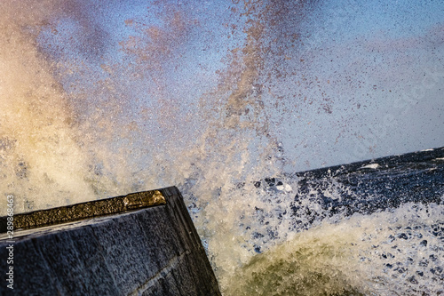 Wellen brechen am Steg der stürmischen Ostsee bei Heiligendamm