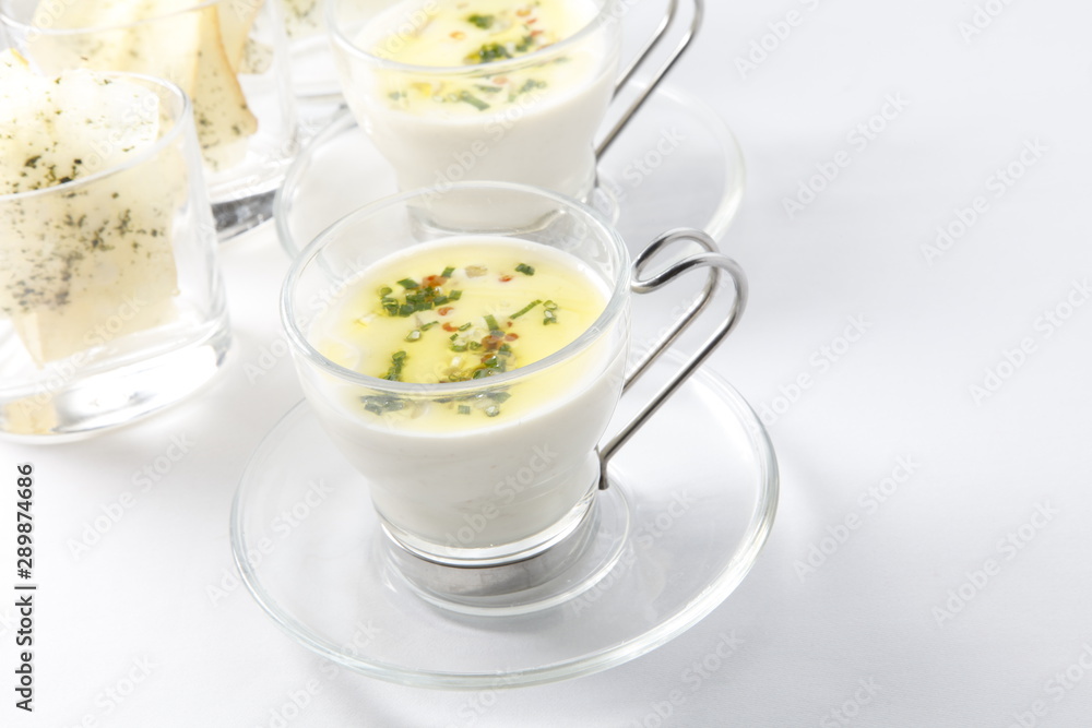 Vichyssoise  sobre fondo blanco, vista cenital. Vichyssoise on a white background, top view.