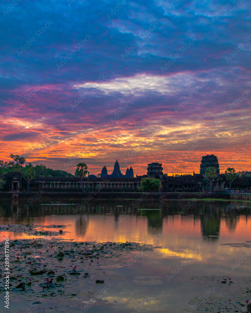 Naklejka premium angkor wat sunrise over the water