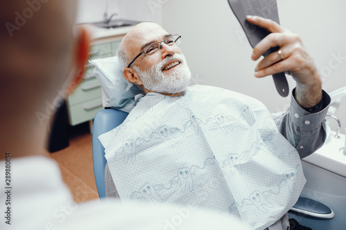 Εκτύπωση καμβά Handsome old man talking to the dendist