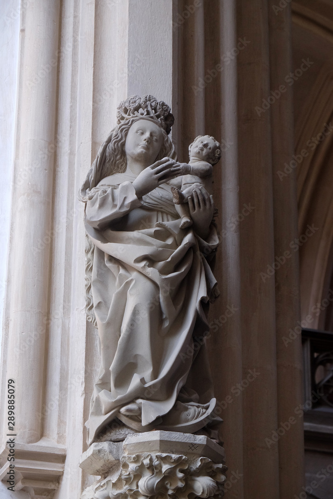 Obraz premium Virgin and Child, statue in St James Church in Rothenburg ob der Tauber, Germany