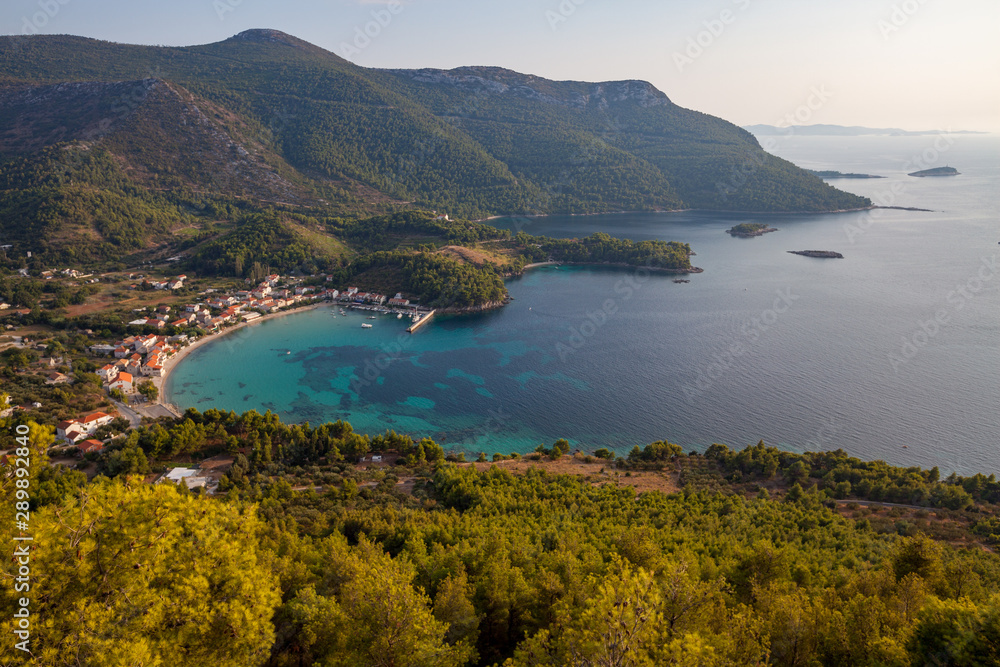 Malerische Bucht von Zuljana auf der Halbinsel Peljesac, Kroatien