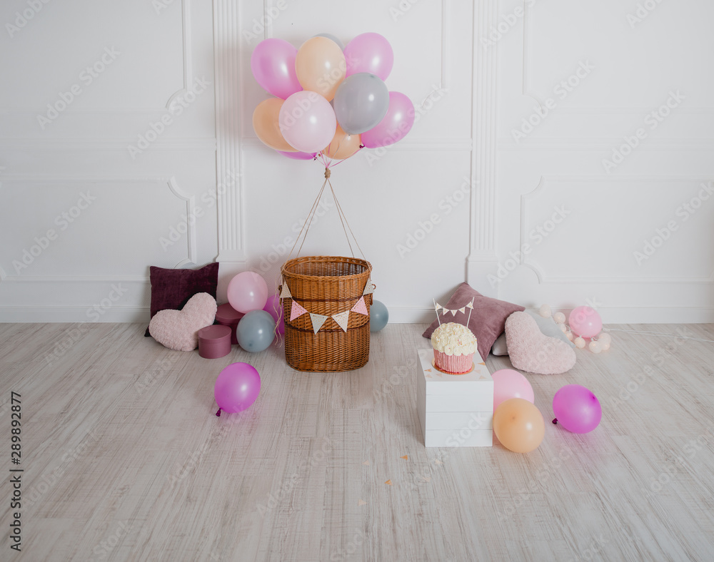 Φωτογραφία decorations for the photo shoot of the first birthday with a cake and balloons