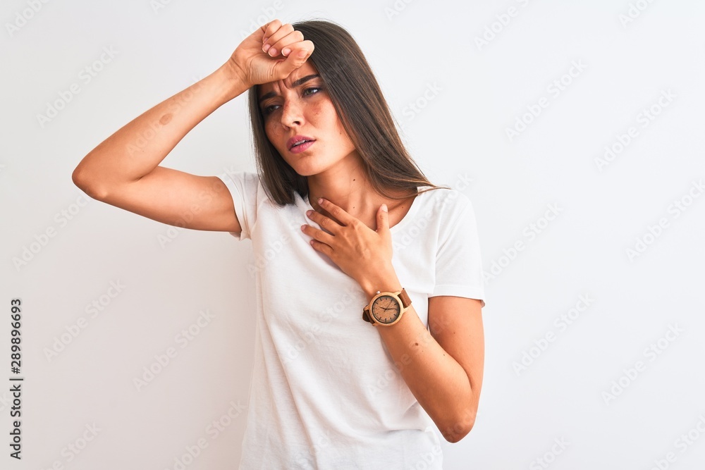 Young beautiful woman wearing casual t-shirt standing over isolated white background Touching forehead for illness and fever, flu and cold, virus sick Young beautiful woman wearing casual t-shirt standing over isolated white background Touching forehead for illness and fever, flu and cold, virus sick