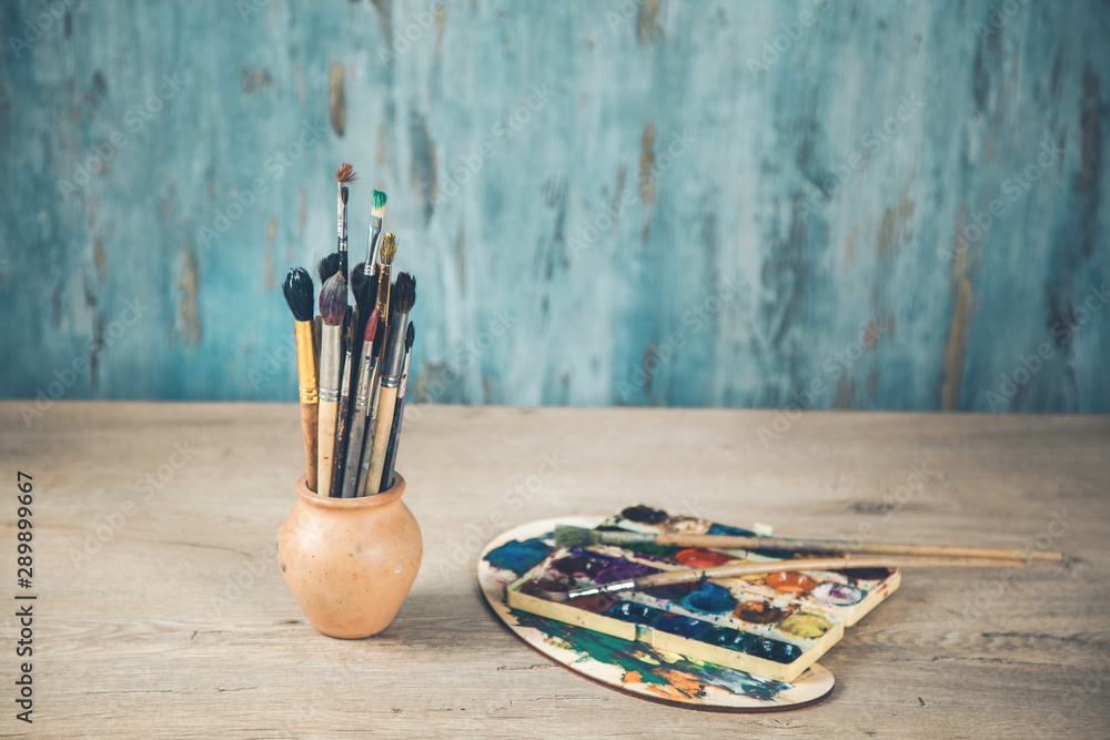 Fotografie paint brushes on the desk on abstract background