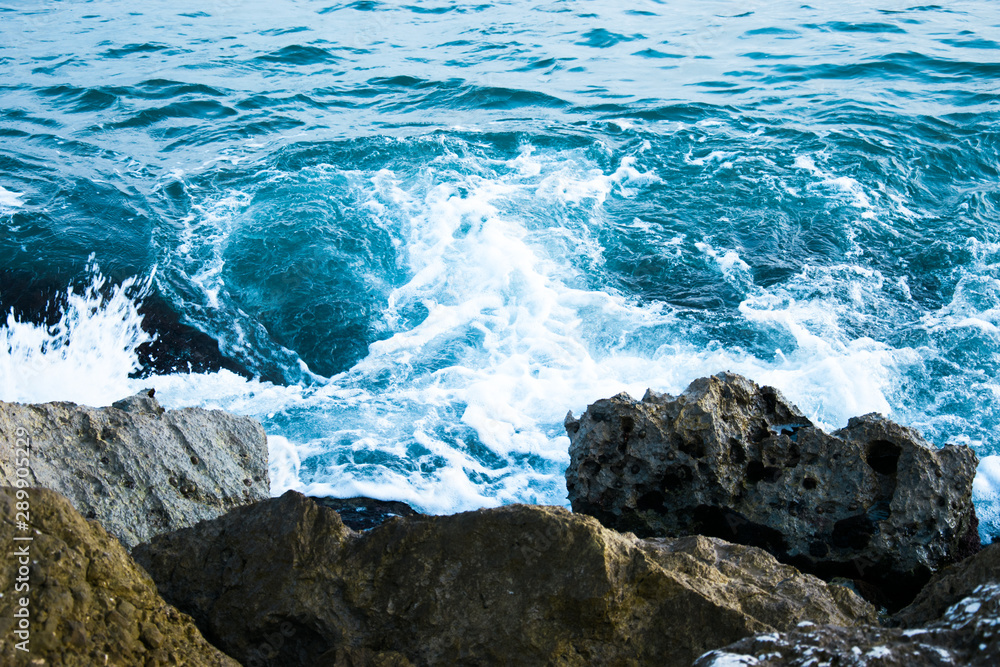 Olas rompiendo en las rocas
