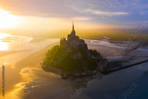 Obraz na plátně Mont Saint-Michel view in the sunrise light