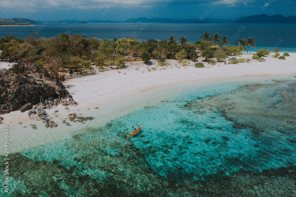 Obraz premium Couple spending time on a beutiful remote tropical island in the philippines. Concept about vacation and lifestyle. kayaking and doing activities