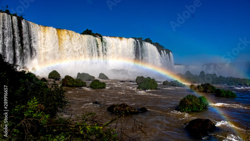 Cataratas de Iguazu con arcoiris 