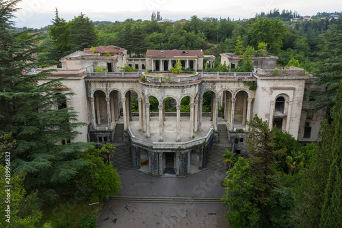 Fotografie The ruins of the old Soviet sanatorium Medea, whose architecture which is basically a synthesis of Stalinist period classical style and of Georgian ethnic decor with Gothic and Roman features