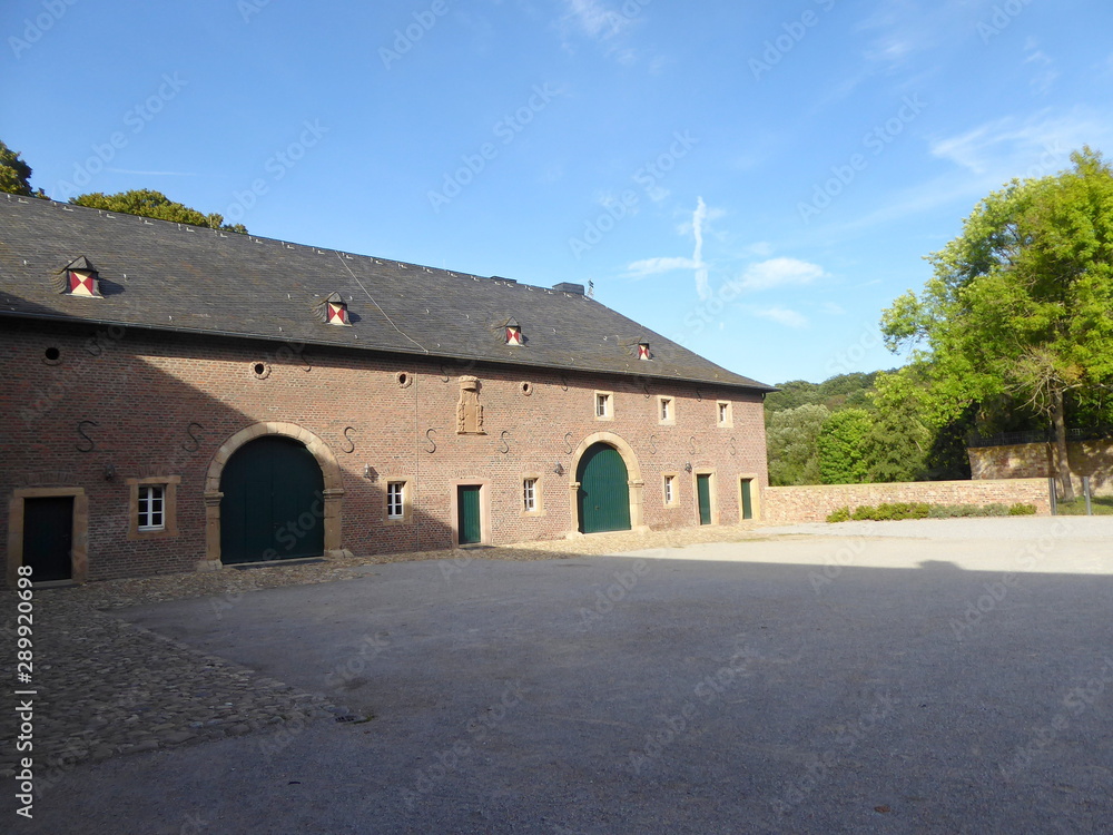 Wasserschloss Burgau aus dem 13. Jahrhundert Wasserschloss Burgau aus dem 13. Jahrhundert