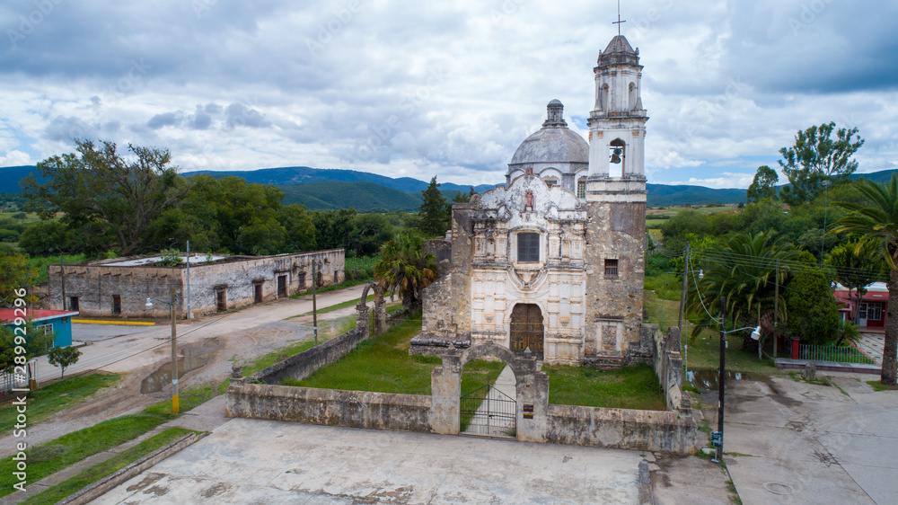 Iglesia mexicana del año 1700 en Guadalcazar