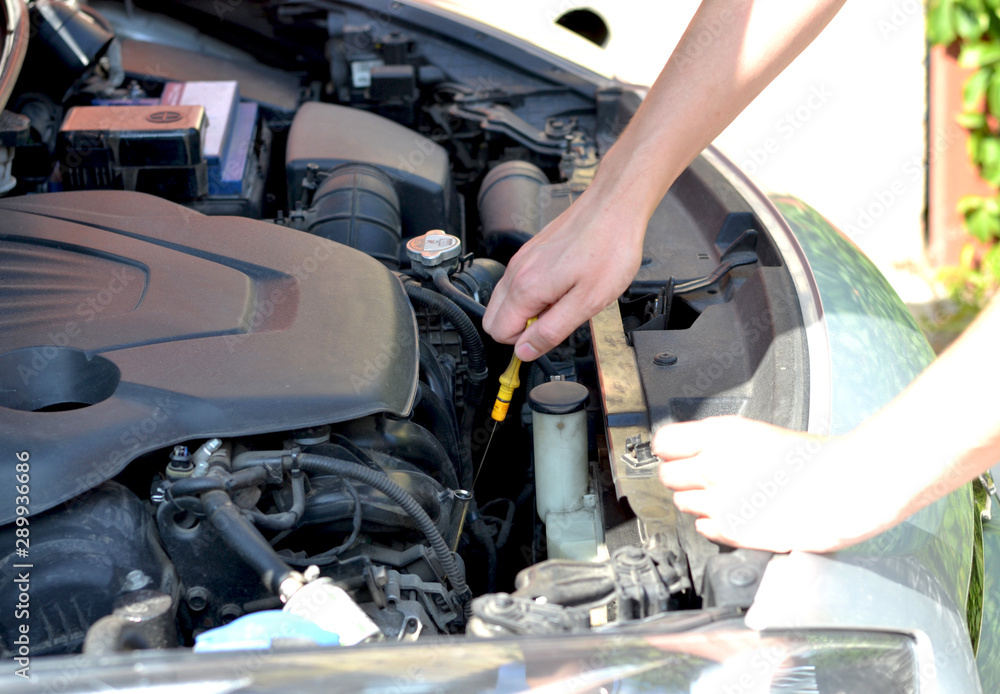 Checking the oil level in engine Checking the oil level in engine