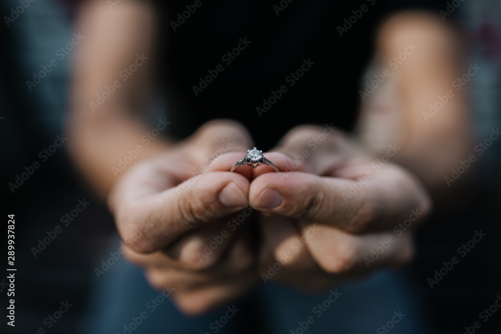 Obraz premium Man proposing with the engagement diamond ring