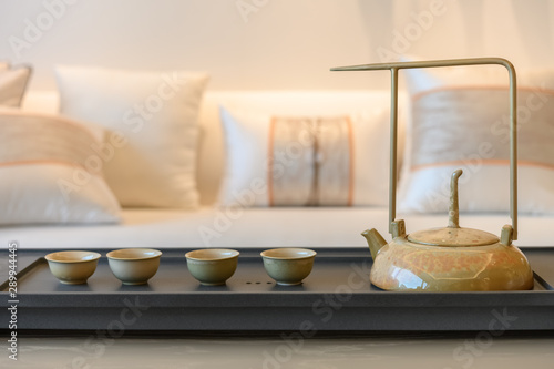 Fotografia set of teapot and cups inside a living room