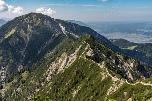 Wanderweg auf dem Heimgarten in Bayern