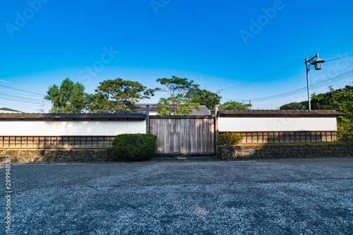 Wallpaper Mural 日本の城下町街中武家屋敷通り風景塀と門 Torontodigital.ca