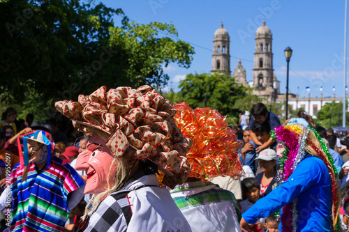 Los danzantes y artistas se mezclan con la gente en frente de la basílica. photo