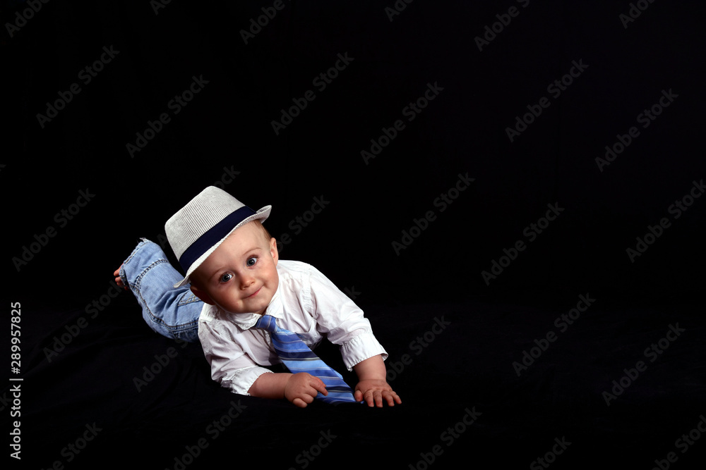 bébé souriant en chemise chapeau cravate Photos | Adobe Stock