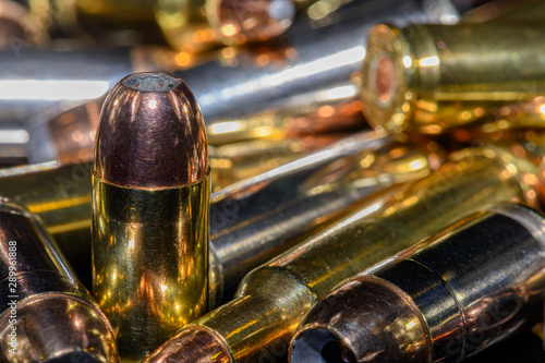 Foto 40 caliber semi-automatic handgun ammunition on black background, selective focu